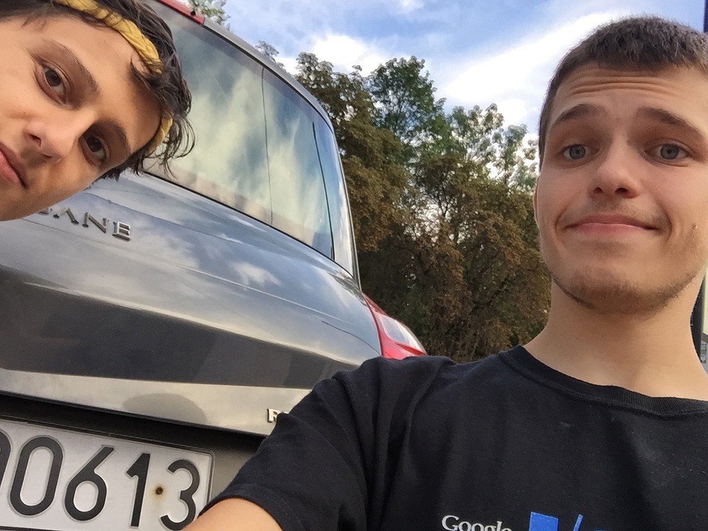 Selfie s autem, jehož SPZ obsahuje číslici 3