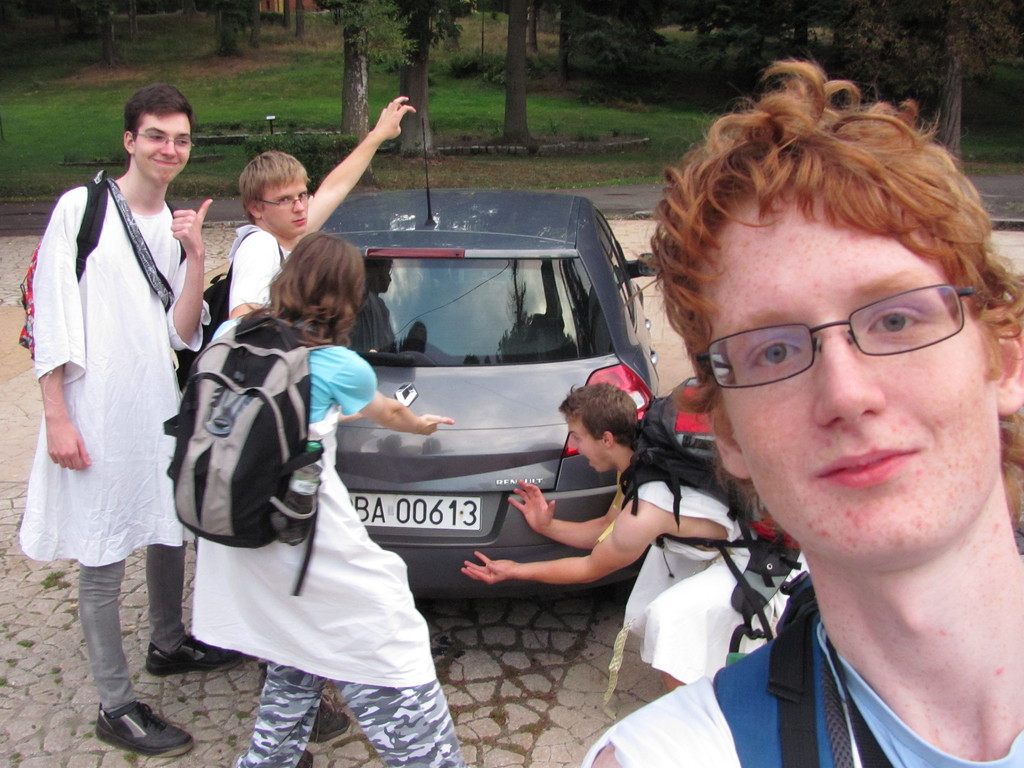 Selfie s autem, jehož SPZ obsahuje číslici 3