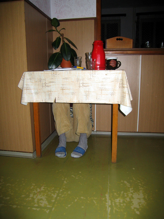 Stůl se šesti nohama