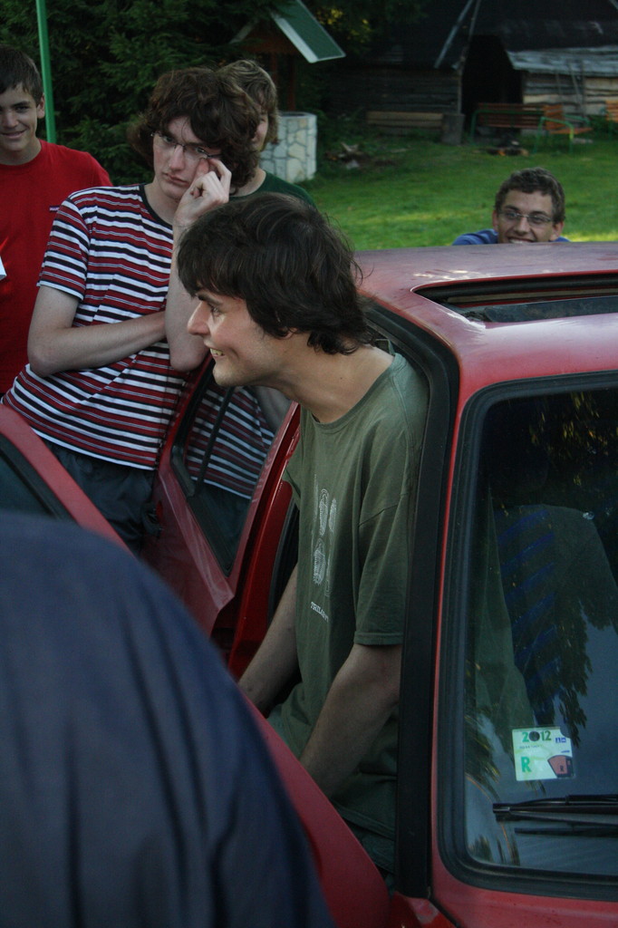 Michal soukán do auta pozadu