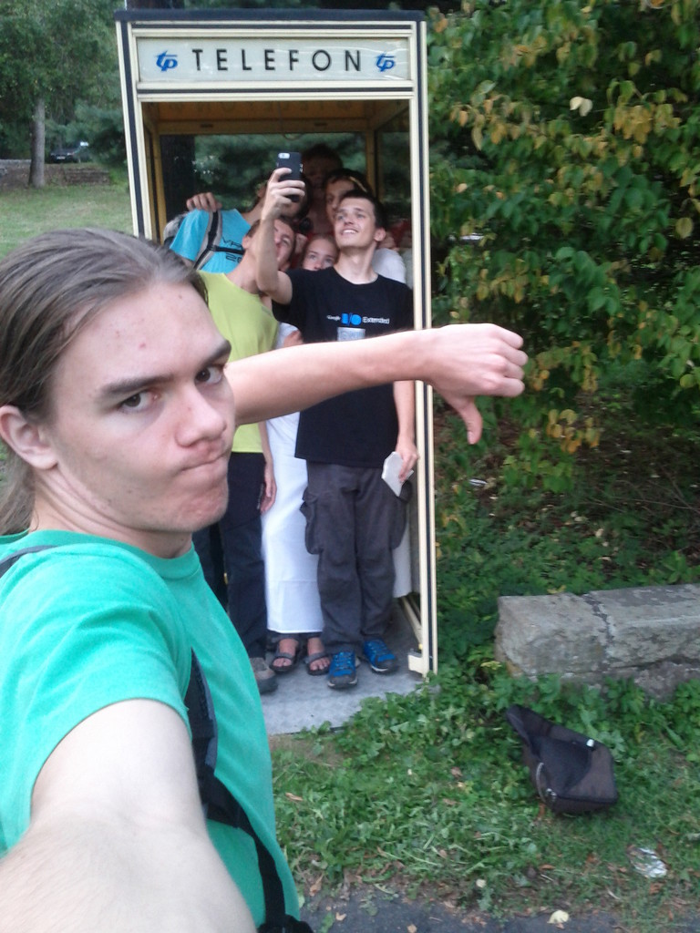 Ne tak docela selfie týmu fotícího selfie v telefonní budce