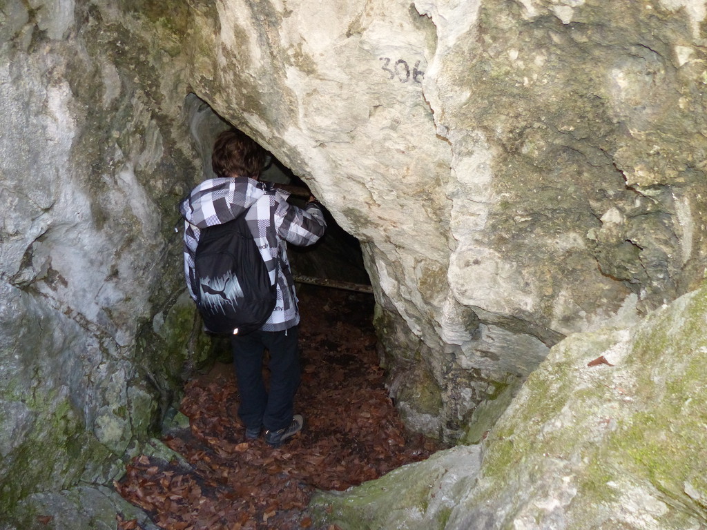 Prohlídka malé jeskyně s velkou dírou dolů